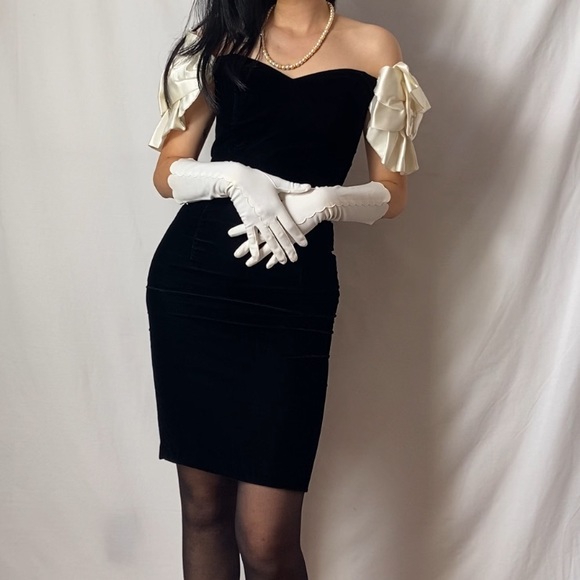 Vintage Dresses & Skirts - Vintage Roberta velvet and satin Black and White strapless dress